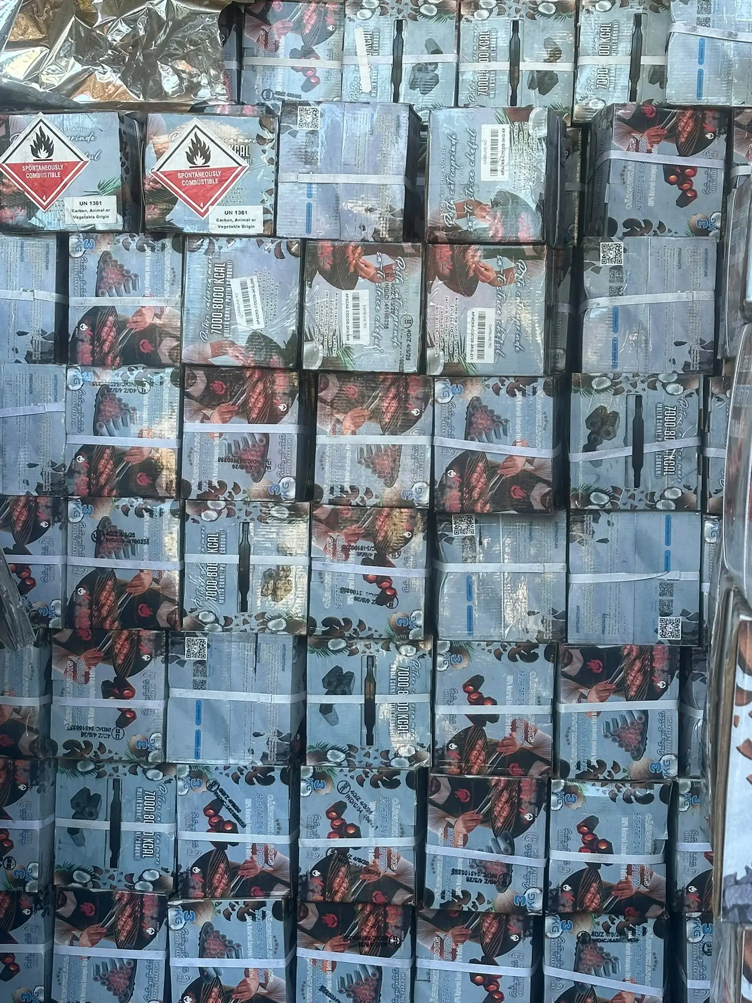 Palet Cărbuni Cocos cutii 3kg cu mâner 750kg